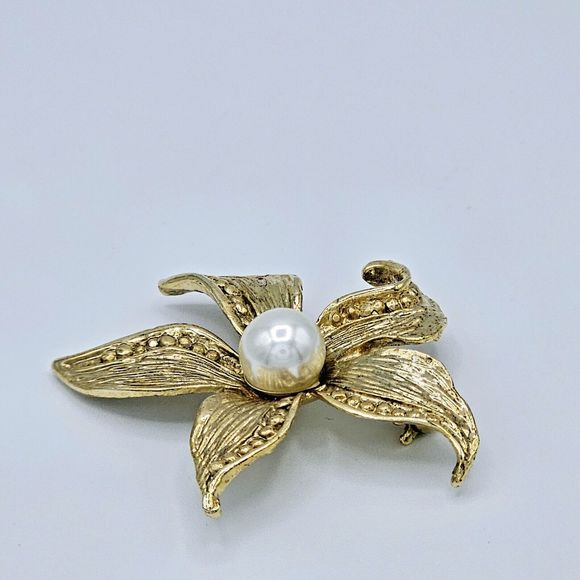 Pearl Flower Brooch Vintage Faux Spring Large Petal Gold Tone Estate Floral Pin - Picture 3 of 9